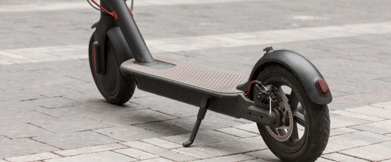 Koszalin: 1500 zł mandatu dla 17-latka na hulajnodze elektrycznej za brak uprawnień i niebezpieczną jazdę