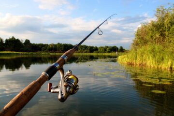 Legalny połów ryb pod kontrolą. Wspólne działania Policji oraz straży rybackiej nad wodami Koszalina