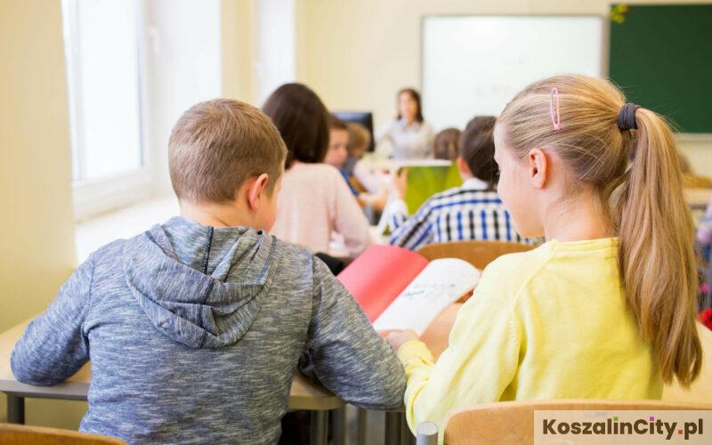 Uczniowie w szkole podstawowej