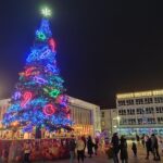 Choinka na rynku i iluminacje świąteczne w parku rozświetliły Koszalin [zdjęcia + video]