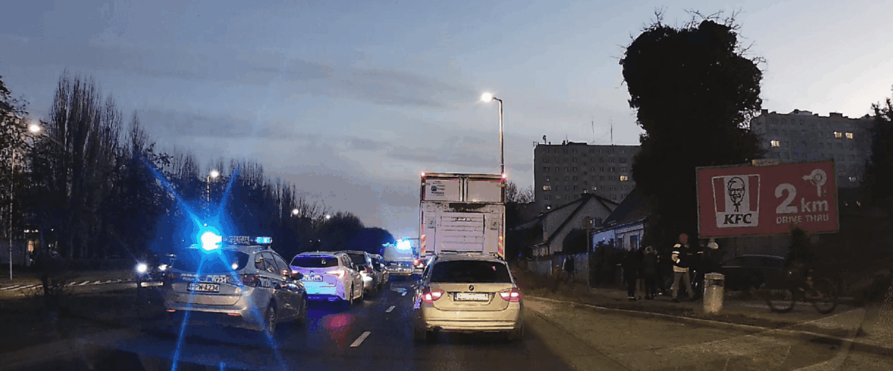 Uciekał przed policją, uszkodził kilka samochodów, wjechał w ogrodzenie i zbiegł! Wypadek na ul. Władysława IV w Koszalinie [zdjęcia + video]