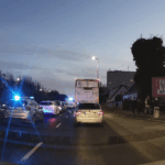 Uciekał przed policją, uszkodził kilka samochodów, wjechał w ogrodzenie i zbiegł! Wypadek na ul. Władysława IV w Koszalinie [zdjęcia + video]