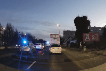 Uciekał przed policją, uszkodził kilka samochodów, wjechał w ogrodzenie i zbiegł! Wypadek na ul. Władysława IV w Koszalinie [zdjęcia + video]