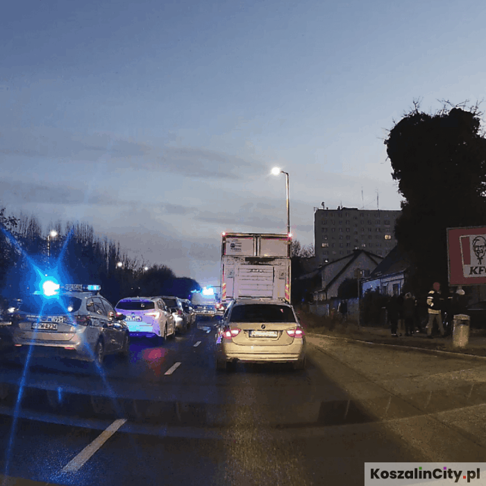 Uciekał przed policją, uszkodził kilka samochodów, wjechał w ogrodzenie i zbiegł! Wypadek na ul. Władysława IV w Koszalinie [zdjęcia + video]