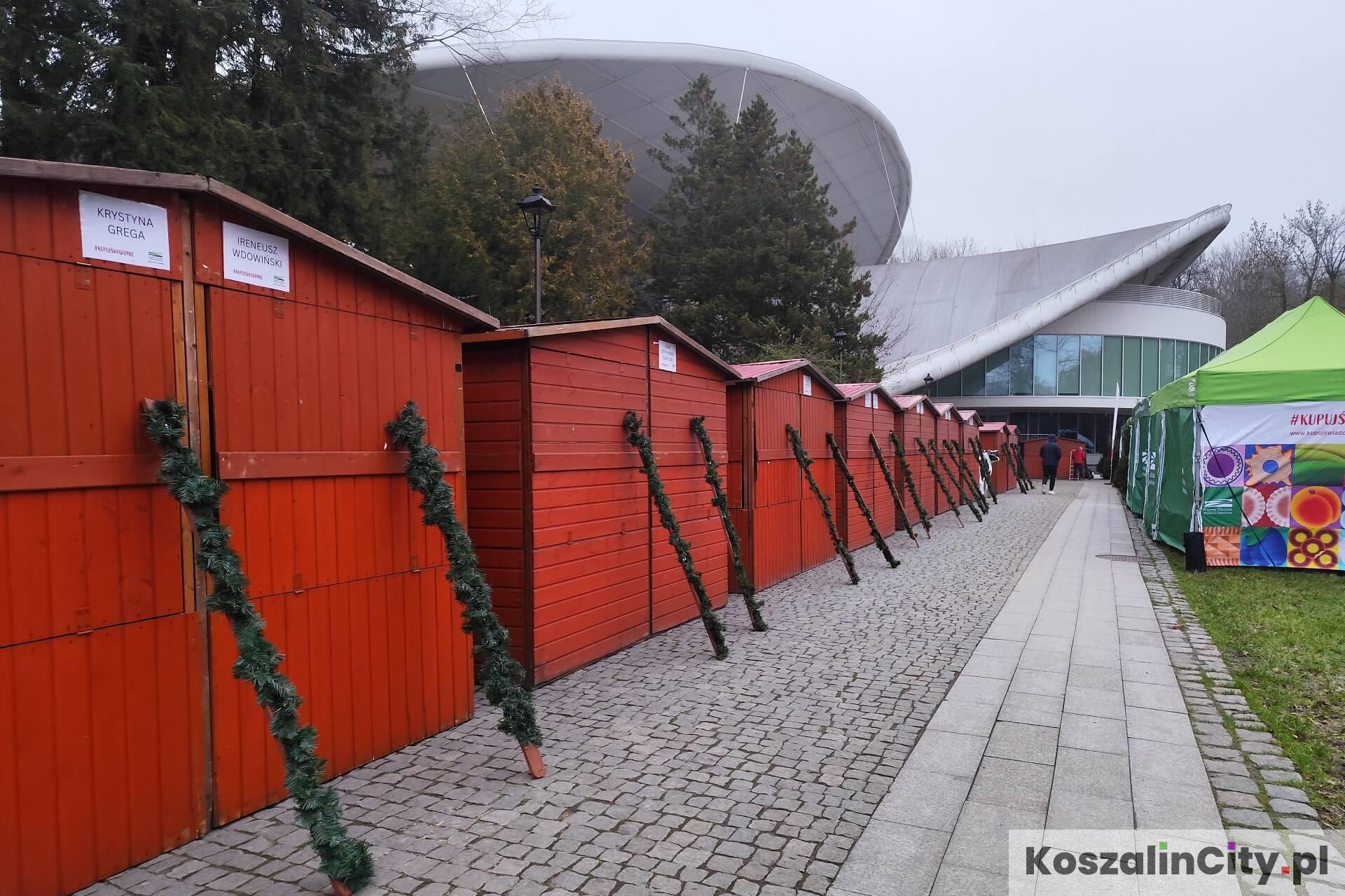 Już w czwartek rozpocznie się Jarmark Bożonarodzeniowy w Koszalinie. Zobacz przygotowania! [zdjęcia + video]