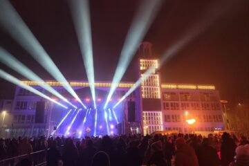 Huczne powitanie nowego roku na rynku w Koszalinie. Koncert Macieja Skiby i fire show przyciągnął tłumy mieszkańców [zdjęcia + video]
