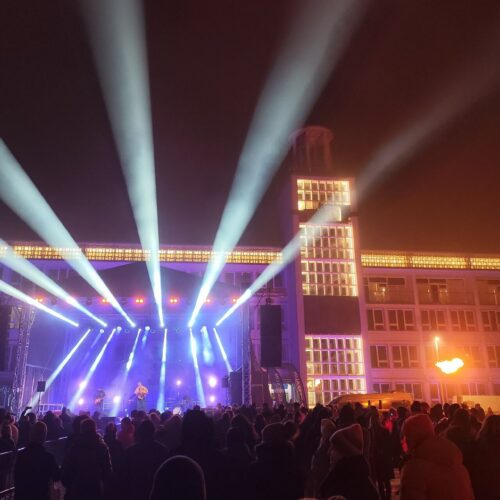 Huczne powitanie nowego roku na rynku w Koszalinie. Koncert Macieja Skiby i fire show przyciągnął tłumy mieszkańców [zdjęcia + video]