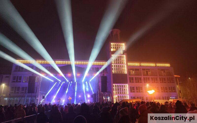 Sylwester Miejski w Koszalinie - powitanie nowego roku na rynku przed ratuszem